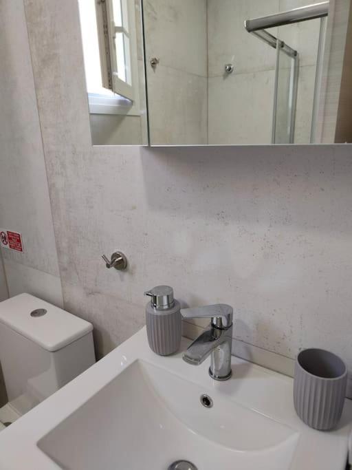 Poolview Apartment Офринион Екстериор снимка