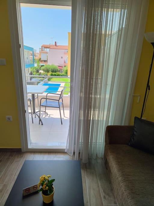 Poolview Apartment Офринион Екстериор снимка