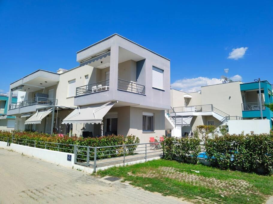 Poolview Apartment Офринион Екстериор снимка